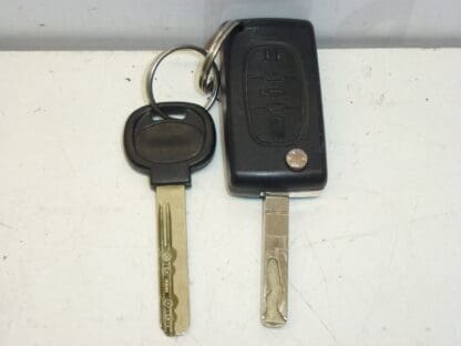 door lock and two Citroën Peugeot 4162EQ keys